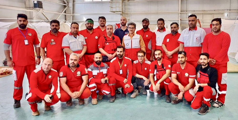 حضور دکتر سید ناصر عمادی، داوطلب هلال احمر و رئیس بیمارستان پوست رازی در جمع داوطلبان هلال احمر در شمال تهران 